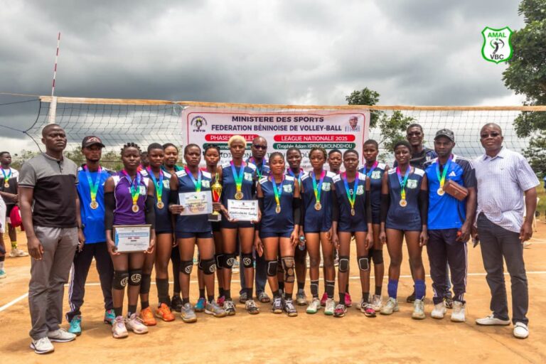 Volleyball : Amal VBC, une incroyable ascension Né de la volonté d’un passionné du Volleyball en la personne de Mr Pamphile KEKERE, AMAL VBC est devenu une icône de la formation réussie. En 3 ans, les protégées du Coach DASSI Rostand ont imprimé un autre rythme au volleyball dans la Donga. Une première participation à une compétition majeure de la Fédération Béninoise de Volleyball et déjà la jeune équipe Amal VBC de Manigri se hisse en finale de la Ligue Nationale 2025. La Ligue nationale est la compétition regroupant les 2è des départements lors du championnat amateur. Ainsi du 13 au 17 Août 2025, à Adjahonmey dans le Couffo Amal Vbc s'est brillamment illustré dans les deux premières rencontres de poules avec surtout une victoire éclatante sur l'expérimentée équipe de Vesos Vbc amateur. Les pépites de Manigri ont continué sur leur lancer en demi-finale face à Jspa de Bohicon avec un score de 3 sets à 0. Tous les observateurs présents les voyaient recevoir la consécration en finale mais la jeunesse et le manque d’expérience ont eu raison des filles de AMAL VBC qui ont courbé l'échine devant une vaillante équipe Héritières de Parakou précédemment victorieuse du championnat national scolaire. Cette défaite douloureuse a permis aux joueuses de comprendre que pour le haut niveau, il faut de la rigueur et un bon mental. L’équipe dirigeante est largement satisfaite de ce niveau atteint et poussent déjà loin les ambitions pour les années à venir. Une volonté de franchir un nouveau palier Remplissant désormais les critères fixés par la Fédération Béninoise de Volley Ball pour la Ligue professionnelle, les dirigeants de AMAL VBC seront bientôt en conclave pour décider de la suite de leurs ambitions. Une chose est claire, Amal Vbc et ses partenaires veulent écrire une belle page de volley ball pour la commune de Bassila. Avec des jeunes filles de 13 à 21 ans, l’avenir est dégagé et les filles promettent de se remettre au travail. Notons que les joueuses ont fait 100% aux différents examens BAC et BEPC en 2025.
