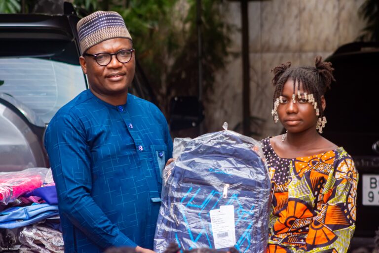 Football : Le Président Germain Wanvoègbè offre des kits scolaires à 75 pensionnaires